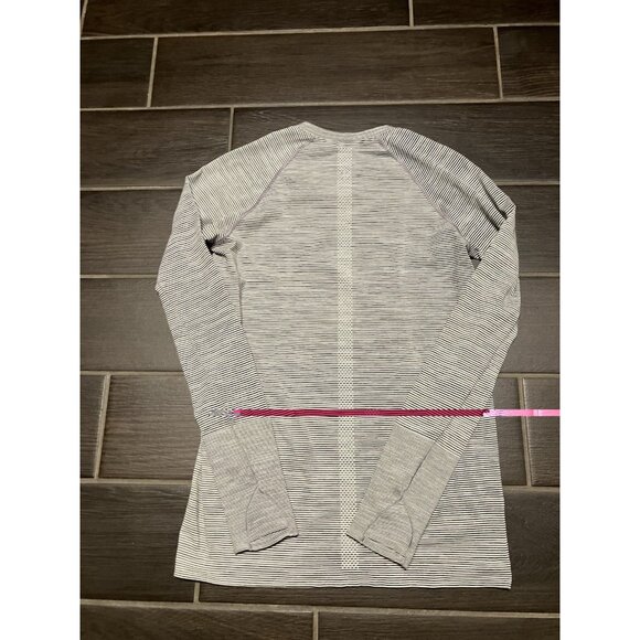 Women’s Lululemon Long Sleeve Size 10 - Picture 5 of 6